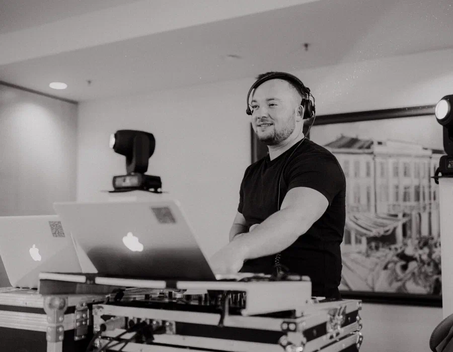 Michal Barila za DJ pultom