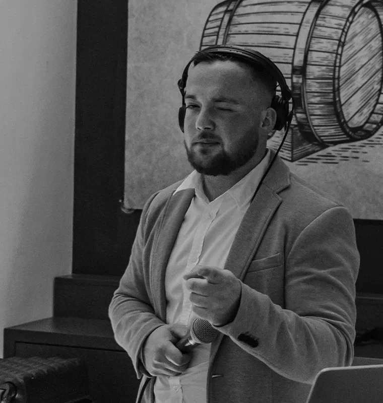 Michal Barila mixuje hudbu za DJ pultom