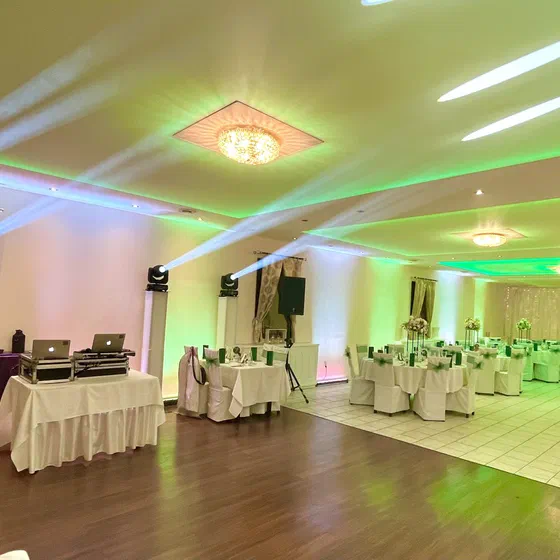 Svadobná sála nasvietená LED svetlom a lúčmi beam hlavíc